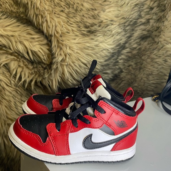 Gently used. Hardly worn. Nike kids size 9C (No box) - Picture 3 of 6